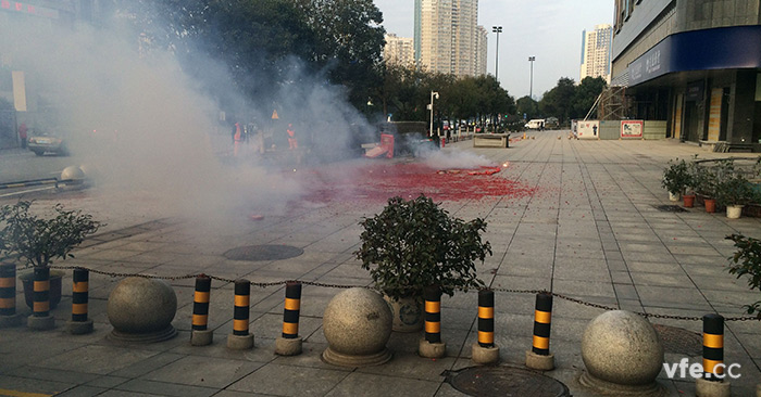 湘商世紀鑫城1樓前坪燃放開門鞭炮 湘商世紀鑫城1樓前坪燃放開門鞭炮
