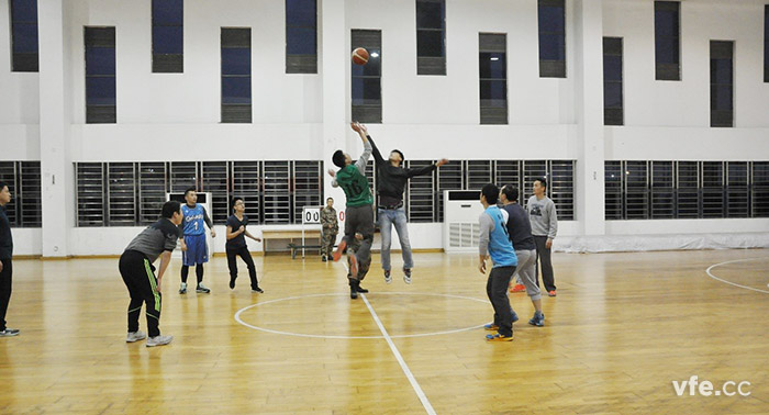 銀河代表隊(duì)與國防科大代表隊(duì)展開籃球友誼賽 銀河代表隊(duì)與國防科大代表隊(duì)展開籃球友誼賽