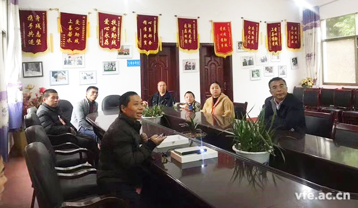 謝書記一行認(rèn)真聆聽工作人員介紹 謝書記一行認(rèn)真聆聽工作人員介紹