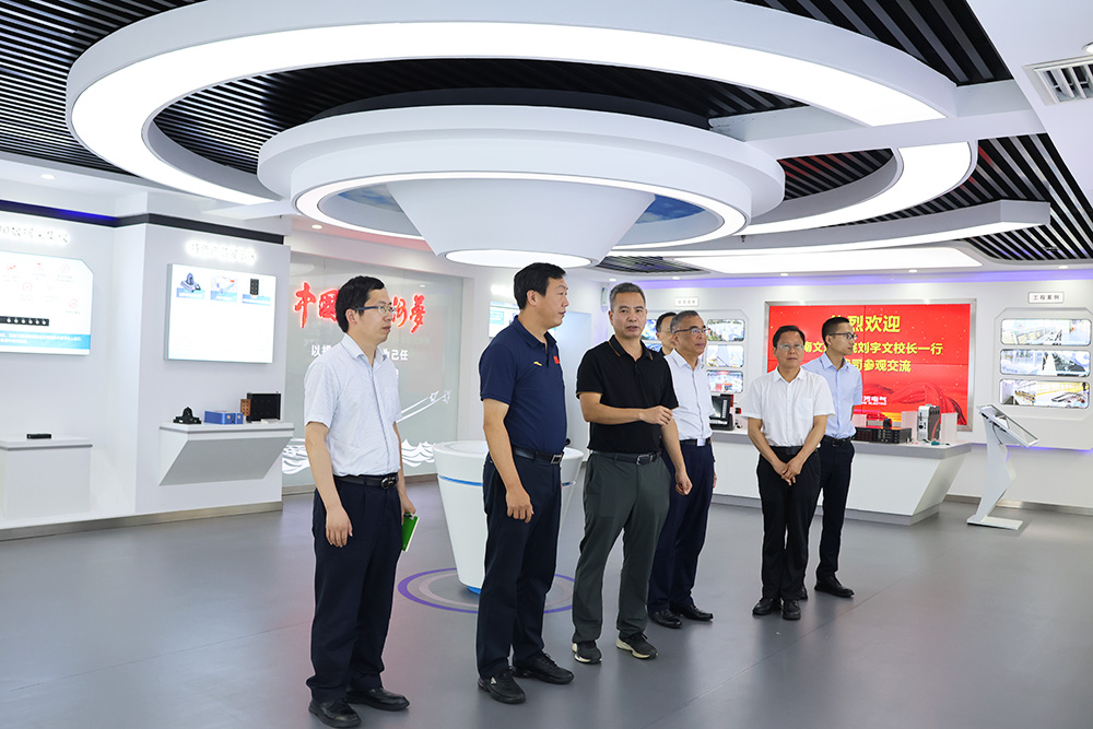 劉校長(zhǎng)一行參觀公司產(chǎn)品展廳 劉校長(zhǎng)一行參觀公司產(chǎn)品展廳